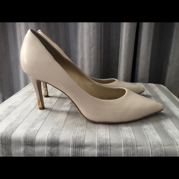 GUESS nude heels - Picture 2 of 8